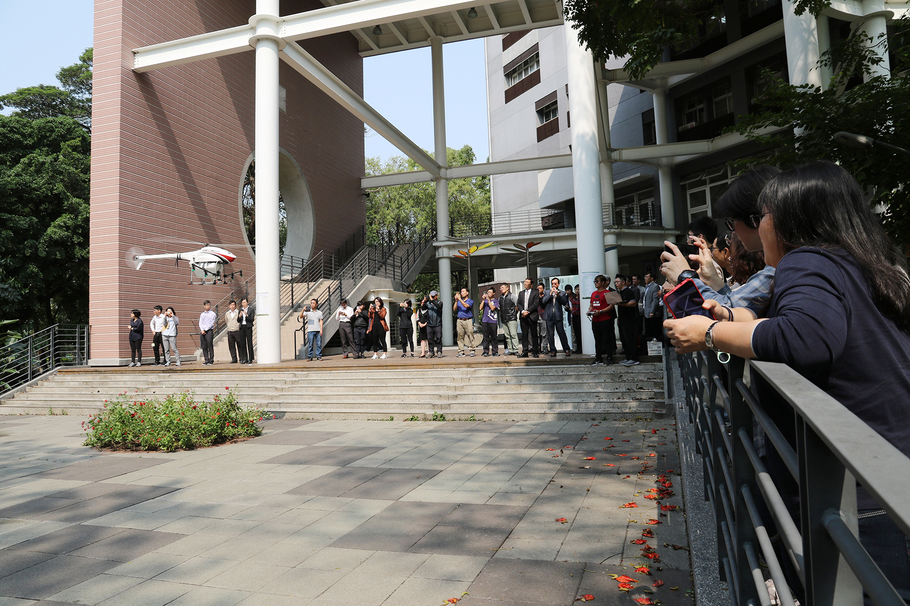 經緯航太進行無人機噴灑農藥及肥料示範